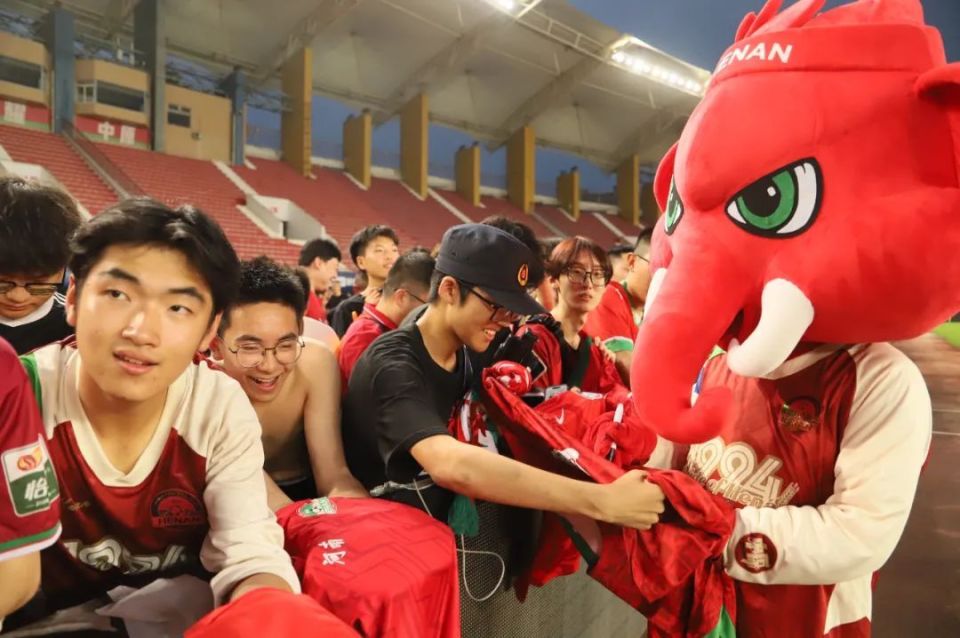 关于热门球队展现出众表现，球迷热情不减！的信息