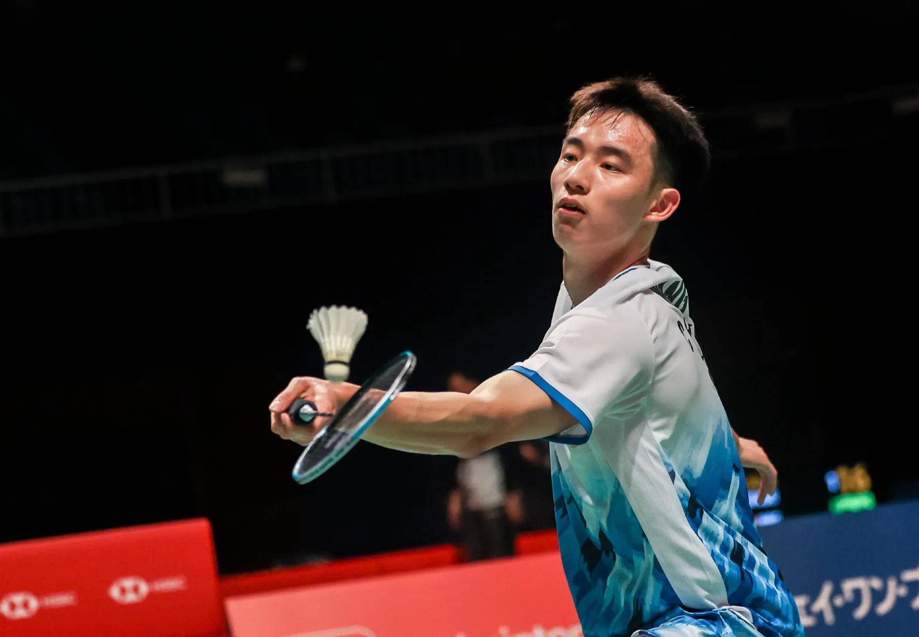 泰国运动员在羽毛球比赛中获奖